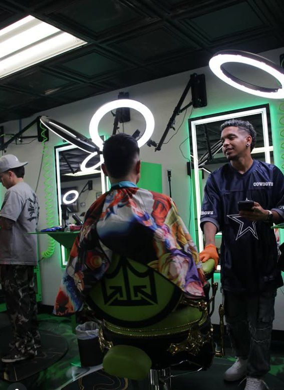 Genuine Throne barber station